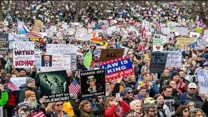 TonyPRoble's tweet photo. Millones de estadounidenses se hicieron sentir y levantaron sus banderas contra su gobierno, hoy con políticas abusivas e imperialistas plus.
#SOSUSA https://t.co/VVKhnUvVE1