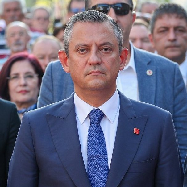 Rica etsem yoruma ;

Haddini Bil Özgür Özel 👊

Yazar mısınız dostlar..