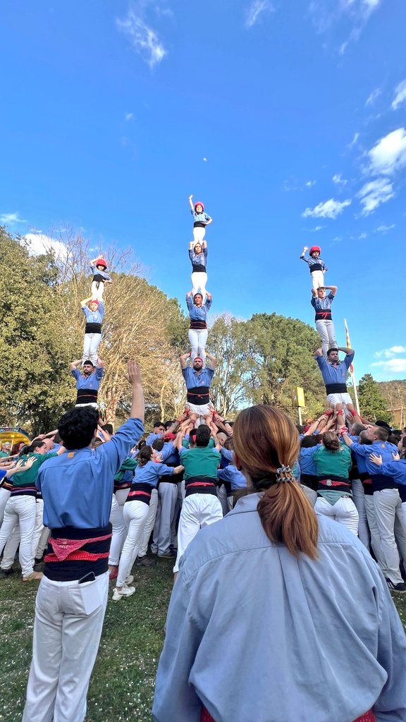 Després d'uns quants anys, avui hem tornat a Bescanó per actuar a la Fira de l'Embotit, al costat de  <a href="/CCFigueres/">Colla Castellera de Figueres</a> i <a href="/CCEsperxats/">CCEsperxats</a>, i quina tornada amb dues estrenes! Hi hem portat 3 pd4, 7 de 7, torre de 7, 5 de 7 i vano de 5.
Gràcies per convidar-nos!
#castells #ADNBlauTer
