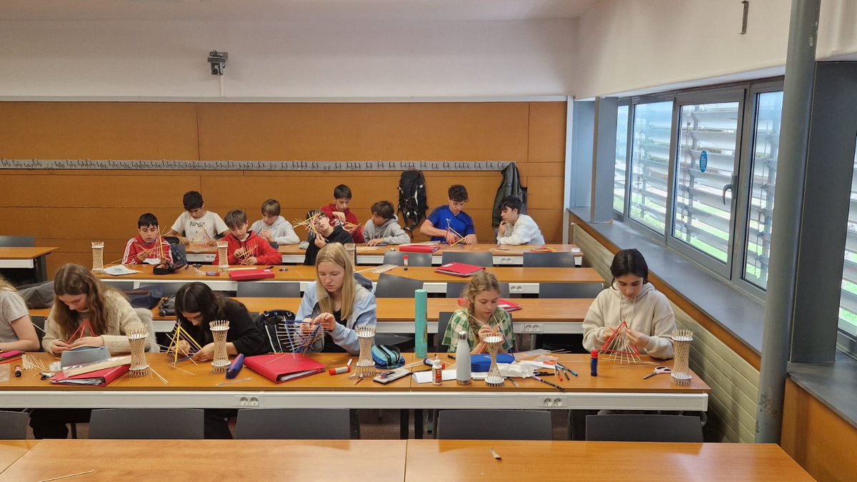 Ahir dissabte, vam gaudir de la sessió d’#estalmat_cat.

Els alumnes de 1r van explorar el món fascinant de les superfícies reglades, construint i visualitzant formes com el paraboloide hiperbòlic, i descobrint com la geometria pot donar lloc a estructures sorprenents.
@mat_upc