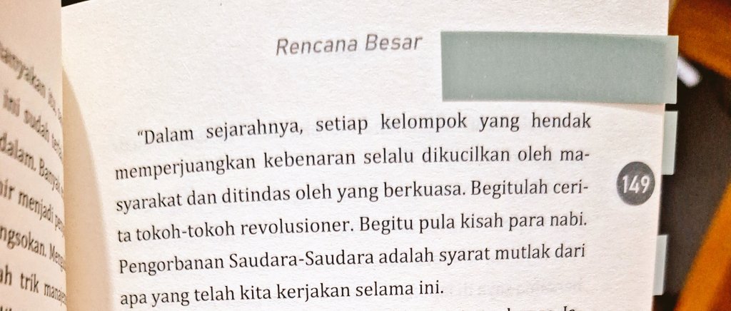user77155's tweet photo. @basebuku Penulis melakukan riset mendalam, memberikan gambaran tanpa terasa menggurui, semua karakter ga membosankan, plot, narasi oke.
Tbr udah lama, sempet takut baca karena punya ekspektasi lebih, ongoing hal. 259, so far so goood..
#tsugaeda #rencana_besar #book #current_read https://t.co/WsdeZZzebn