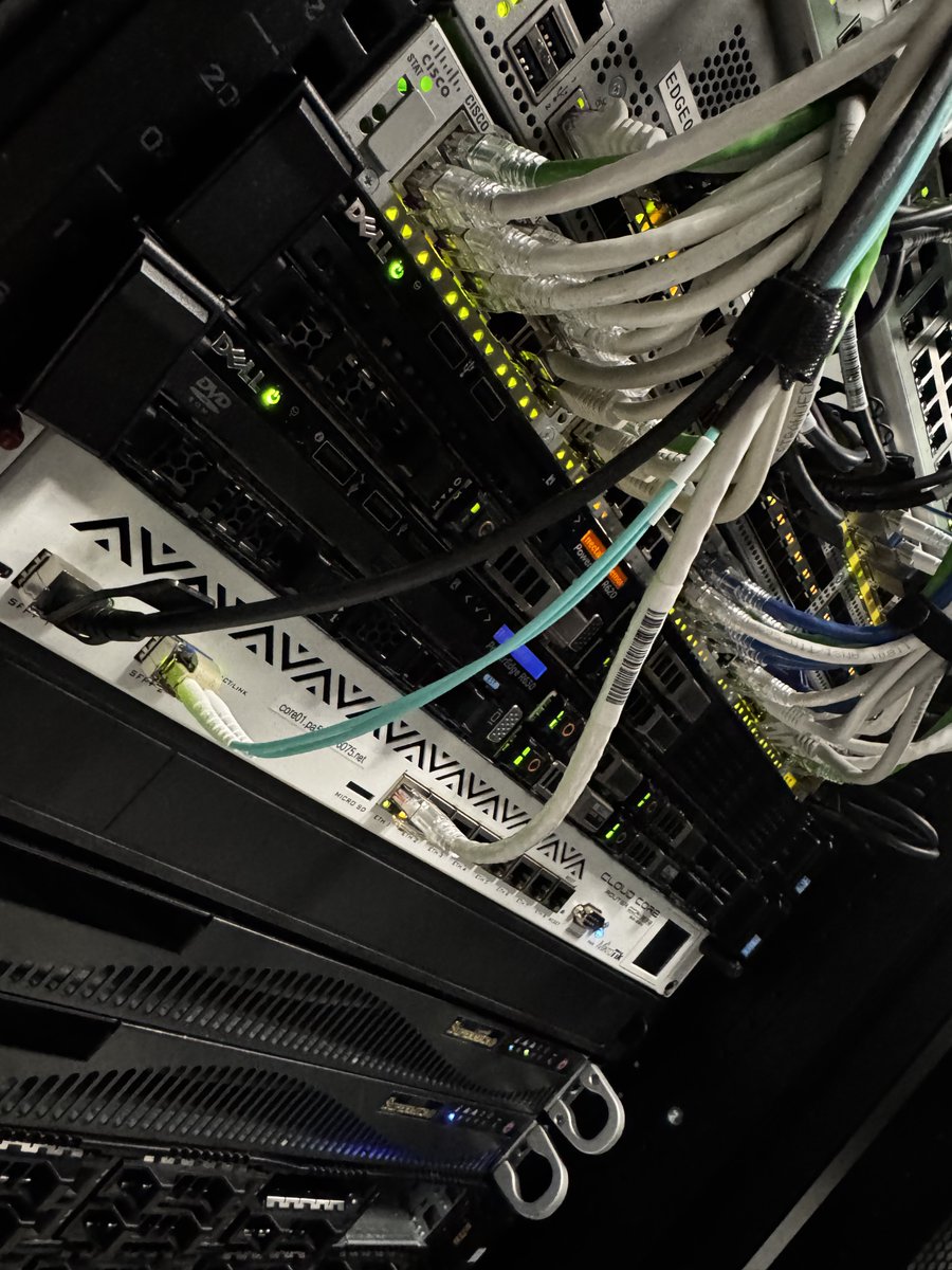 Nouvelle installation en housing  à Equinix PA5.
Mise en place d’un routeur MikroTik pour un client 🖥️

w/ <a href="/HolyCloud_FR/">HolyCloud</a>