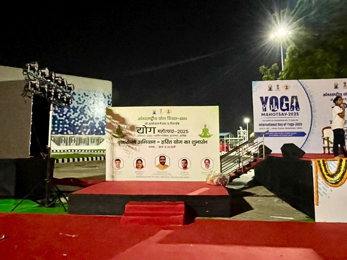 mdniy's tweet image. The stage is set! 

Bhubaneswar, join us TOMORROW (April 7th) at Kalinga Stadium for Yoga Mahotsav as we kick off the 75-day countdown to #IDY2025. See you there!

To Watch event LIVE, click here 👇 
youtu.be/nr64l5HUUxA

#YogaMahotsav2025 #MDNIY #75DaysToIDY2025