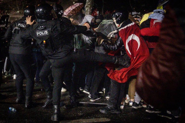 Sizi Türk bayrağına tekme atan akp gençlik kolları olarak tanırız