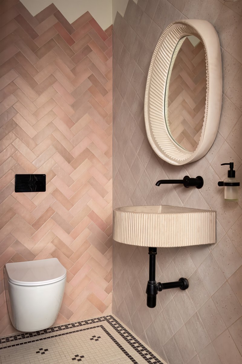 studioipsa's tweet image. Compact but full of character—Kaia’s #powderroom sits right off the foyer and sets the tone.
Custom #mosaicflooring, scalloped basin, fluted mirror, and a soft blush palette… every detail was designed to charm ✨
#Kaia #StudioIpsa #PowderRoomDetails #BespokeDesign