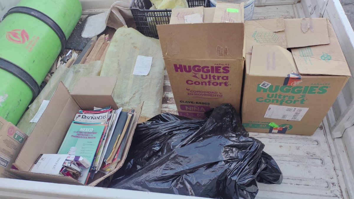 CulturaVerdeAC's tweet image. 📦📄 ¡Cartón y papel que alimentan corazones! 🍽️💚

El pasado miércoles 02 de abril, realizamos una nueva entrega de cartón, libros y papel a Reduce tu huella,  materiales que fueron recolectados en la Unión de Usuarios de Hermosillo, A.C  y transformados en alimentos para el…