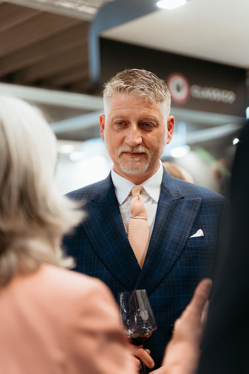 Il Ministro della Cultura Alessandro Giuli ha salutato i produttori del Gallo Nero, ribadendo il valore culturale del vino italiano.
Il viaggio del Chianti Classico è appena cominciato.
Ci vediamo domani!
#GalloNero #ChiantiClassico #Vinitaly2025