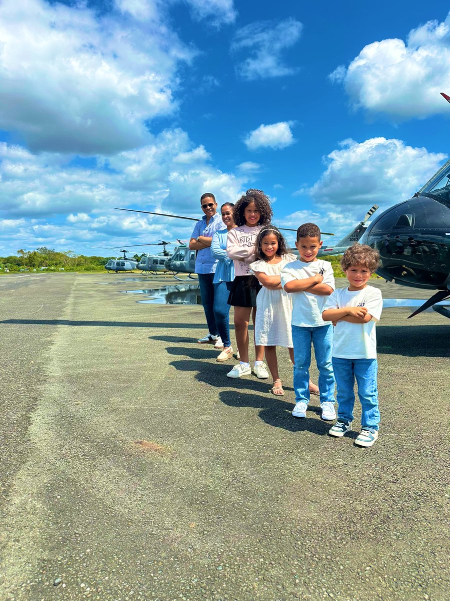RIVISIRO's tweet photo. Visitar con mi familia la plataforma de los UH-1H “HUEY” de la FARD fue más que un momento especial: fue mostrarles el lugar donde se forjan valores 🚁, se sirve a la Patria 🇩🇴 y se honra el deber.
Cuando la vocación inspira a los tuyos, el servicio se transforma en legado. https://t.co/nJejDNRnA6