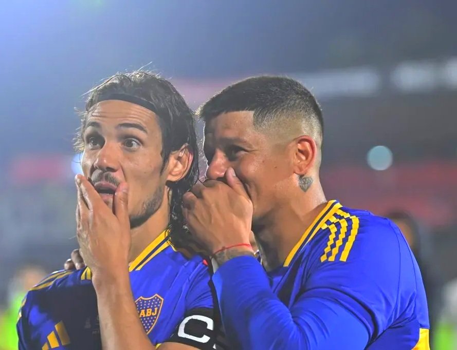 ▫️ EDINSON CAVANI EN BOCA:
- 0 títulos.
- 1 bandera.
- 6 lesiones.

▫️ MARCOS ROJO EN BOCA:
- 3 torneos locales.
- 1 bandera
- 20 lesiones
- 54 salidas a boliches.

❌️ OJO A QUIEN OVACIONAN LOS RIQUELMISTAS HOY EN LA BOMBONERA EH... EL HINCHA DE BOCA ESTARÁ VIGILANDO.