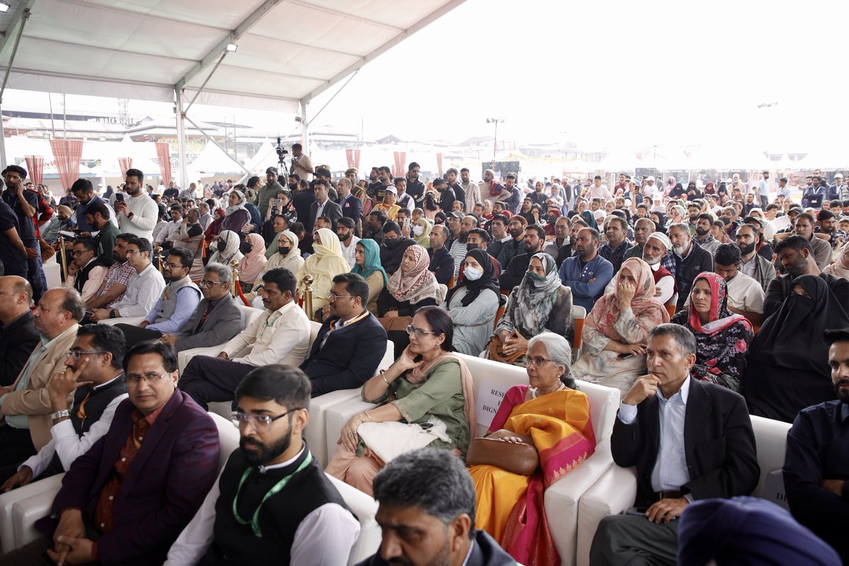 KirenRijiju's tweet photo. Inaugurated #LokSamvardhanParv at the Convocation Ground, University of Kashmir, Srinagar, alongside Hon’ble CM Shri @OmarAbdullah ji, Hon’ble MoS Shri @GeorgekurianBJP ji &amp; senior officials.
Truly heartwarming to see the spirit of our artisans &amp; culinary experts shine through. https://t.co/XA2E7UdW6Q