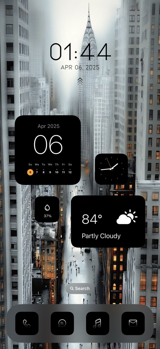 AntronNYC's tweet image. Urban vibes with a sleek digital touch—this home screen feels like NYC met a minimalist’s dream. Love the symmetry!
Widgets by @blvck_sun666 (top) @21MaRcO12 (bottom)
Wallpaper @Halleyapps
#iOSAesthetic #HomeScreenGoals