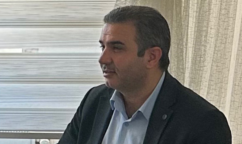 Urfa'nın önemli bir değeri.
Bilgili, birikimli, kendini iyi yetiştirmiş, eğitimci, yazar.
Çözüm odaklı, sorgulayan, olayları pencereden izlemeyi sevmeyen Urfa'nın beyefendisi biri.
Derdini seven bir adam.
Samimi, mütevazi, yüreği Urfa için çarpan biri.
Adı Muhammed Yusuf Akbaş.