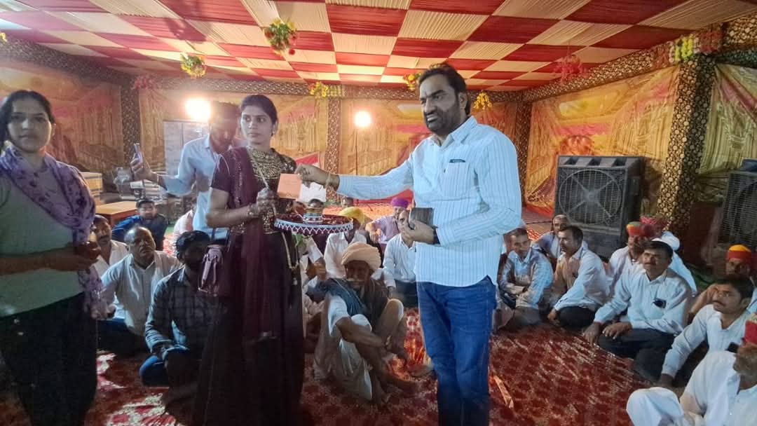 रालोपा सुप्रीमो नागौर सांसद श्री हनुमान जी बेनीवाल संसदीय क्षेत्र के खींवसर विधानसभा क्षेत्र के भावंडा गांव में श्री नारायण राम जी बिडियासर के परिवार में आयोजित वैवाहिक कार्यक्रम में भाग लिया |
<a href="/hanumanbeniwal/">HANUMAN BENIWAL</a> <a href="/RLPINDIAorg/">Rashtriya Loktantrik Party</a> #HanumanBeniwal