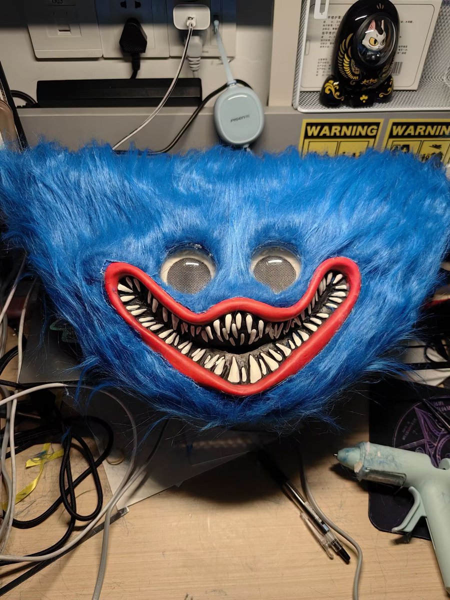 SpringEarthworm's tweet photo. I made a Huggy Wuggy head mask by reworking an existing mask. 
#PoppyPlaytime #cosplay #poppyplaytimefanart #huggywuggy https://t.co/FFYVFW1piD