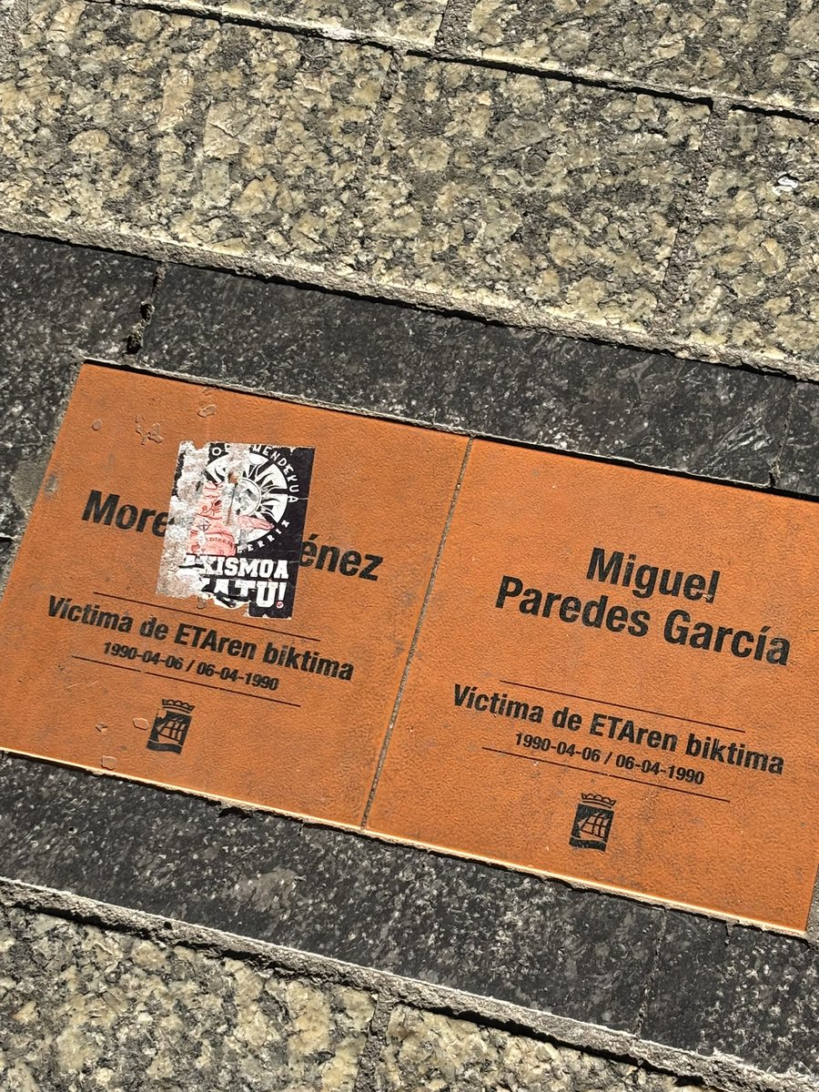 Por favor ruego al <a href="/Ayto_SS/">Ayto San Sebastián</a> <a href="/EnekoGoia/">Eneko Goia Laso</a> limpien las placas de Elena y Miguel, hoy se cumplen 35 años de sus asesinatos. Dos niñas quedaron huérfanas de padres para siempre.
Qué plaga la de los desalmados.
Gracias <a href="/davidjcome1/">David Jácome</a> por estar siempre tan pendiente 😊😘