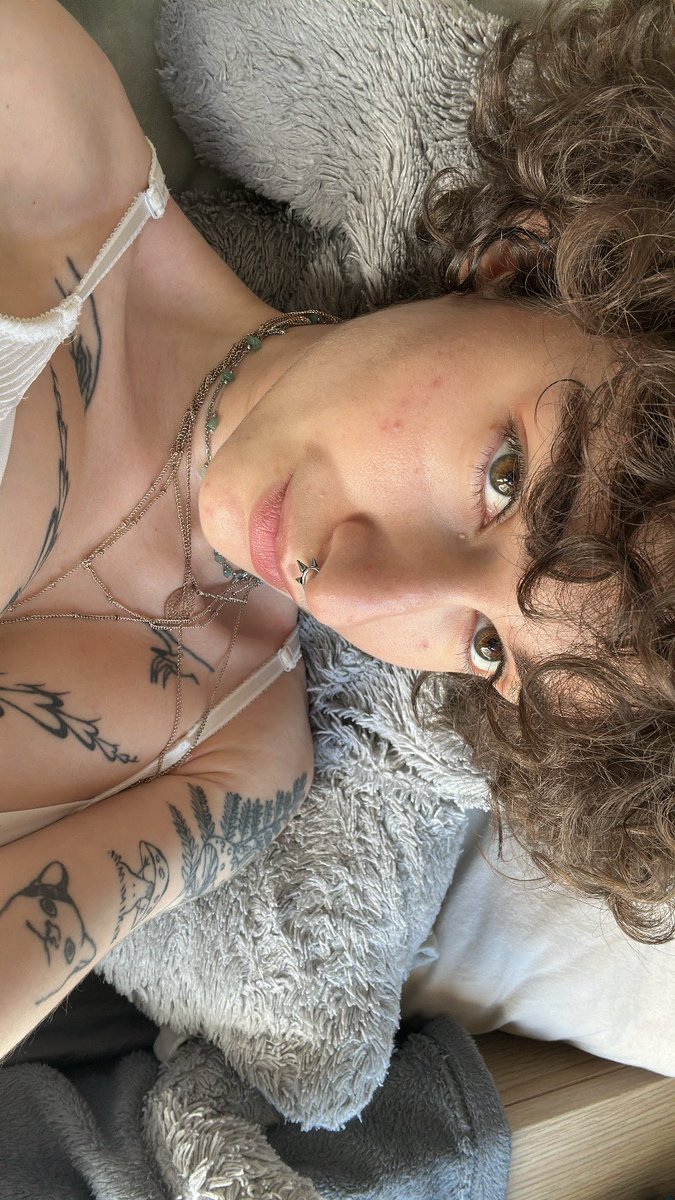 pix0la's tweet image. #LGBTQIAWelcomeSpring :)