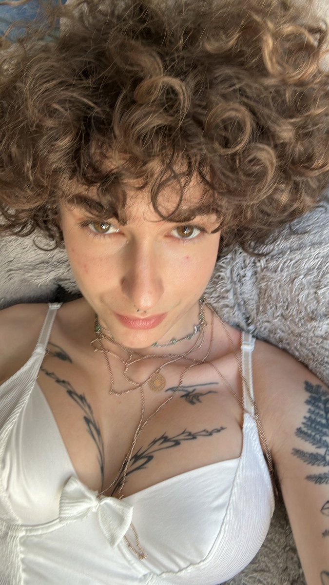 pix0la's tweet image. #LGBTQIAWelcomeSpring :)