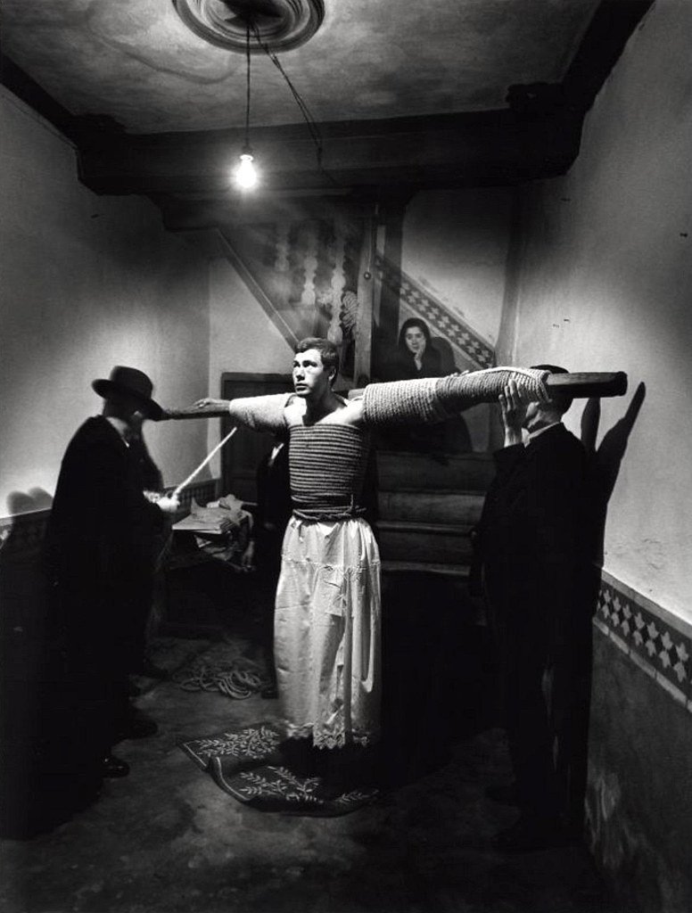 Dressing an Empalao. Valverde de la Vera, 1968.