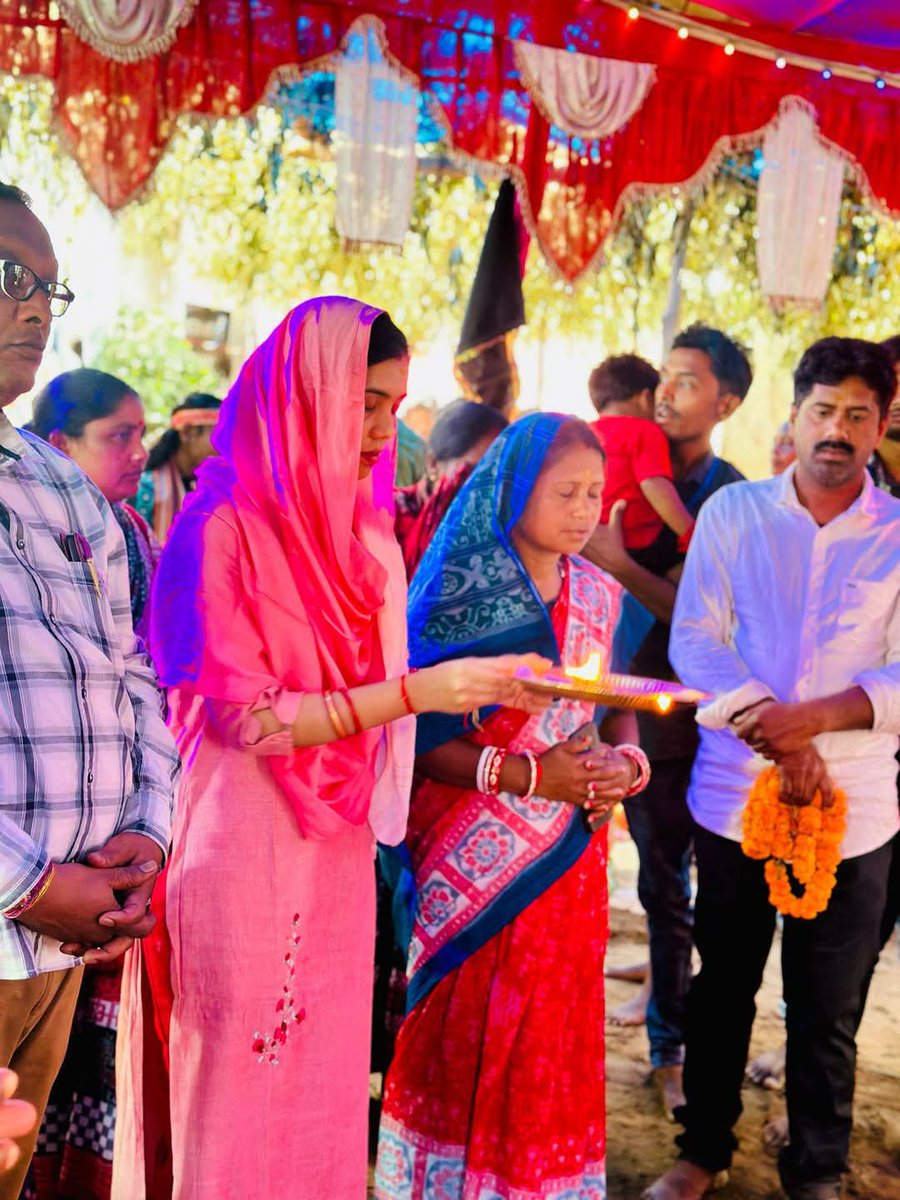 Barsha_bariha's tweet photo. ପଦ୍ମପୁର ବ୍ଲକ ବରିକେଲ ପଞ୍ଚାୟତ ଅନ୍ତର୍ଗତ ଚାରପାଲି ଗ୍ରାମରେ ଗ୍ରାମବାସୀ ମାନଙ୍କ ଭକ୍ତିପୂର୍ଣ ସହଯୋଗ ରେ ପବିତ୍ର ନାମଯଜ୍ଞ ର ଆୟୋଜନ ଗ୍ରାମର ପରିବେଶ କୁ ପବିତ୍ର ଓ ମାନମୋହକ କରିଦେଇଛି । ଆଜି  ପବିତ୍ର ମଣ୍ଡଳୀରେ ଗ୍ରାମର ମାଁ ଭଉଣୀ ଙ୍କର ସହିତ ମହାପ୍ରଭୁଙ୍କ ଙ୍କର ପୂଜାର୍ଚ୍ଚନା କରି ଆଶୀର୍ବାଦ ଭିକ୍ଷା କଲି ।
#namjagya https://t.co/En4rzIF3la
