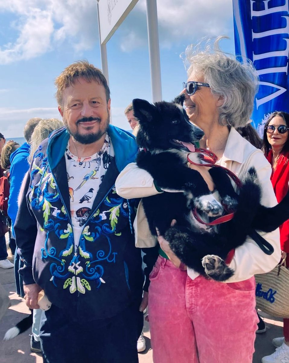 #NICE Avec la conseillère municipale Hélène Granouillac, très engagée en faveur des animaux, qui initia les premières marches et réclame, comme moi, de grands terrains clos pour laisser galoper les chiens sans laisse. La Marche est un grand succès. Merci !