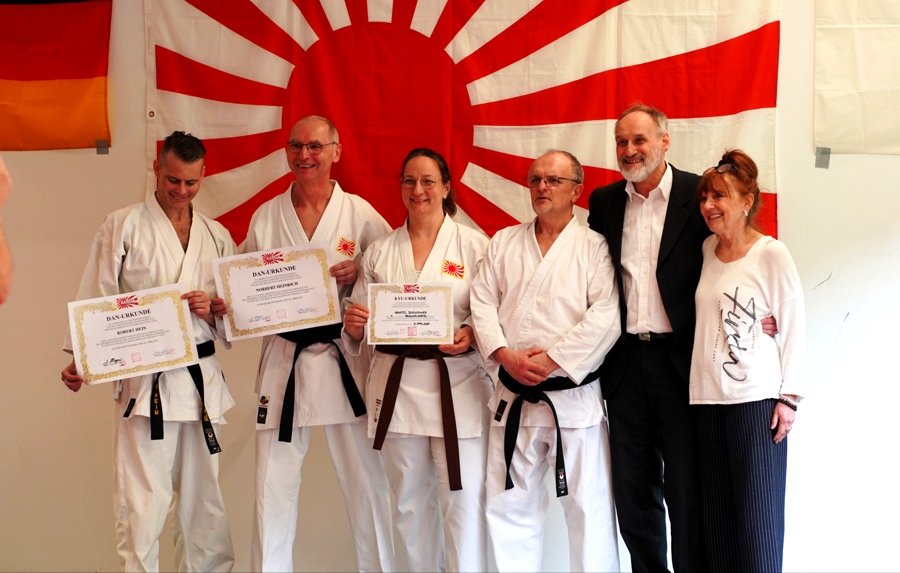 jm_sport's tweet image. 空手黒帯試験合格!Blackbelt examinations successful! 🇯🇵🥋🏅
#Karate #Budo #Selfdefence #weapons #photography #indie #Germany #Bavaria #Filmmaking #JuergenMayer #friendship #空手
