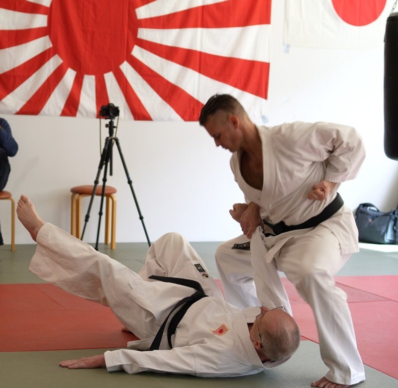 jm_sport's tweet image. 空手黒帯試験合格!Blackbelt examinations successful! 🇯🇵🥋🏅
#Karate #Budo #Selfdefence #weapons #photography #indie #Germany #Bavaria #Filmmaking #JuergenMayer #friendship #空手