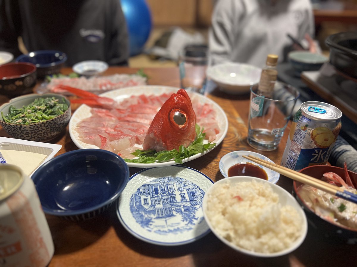tomoe_w_p's tweet photo. 神津島出張思い出🏝️
金目鯛の漁師さんのお手伝いを少しだけ体験させてもらいました🐟
夜は金目鯛祭りでした！

#神津島
#金目鯛
#伊豆諸島 https://t.co/MnbOn4Urpy