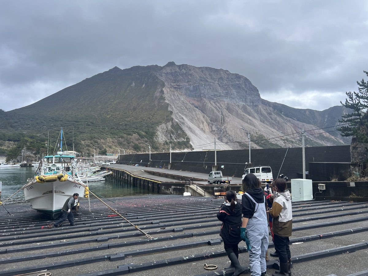 tomoe_w_p's tweet photo. 神津島出張思い出🏝️
金目鯛の漁師さんのお手伝いを少しだけ体験させてもらいました🐟
夜は金目鯛祭りでした！

#神津島
#金目鯛
#伊豆諸島 https://t.co/MnbOn4Urpy