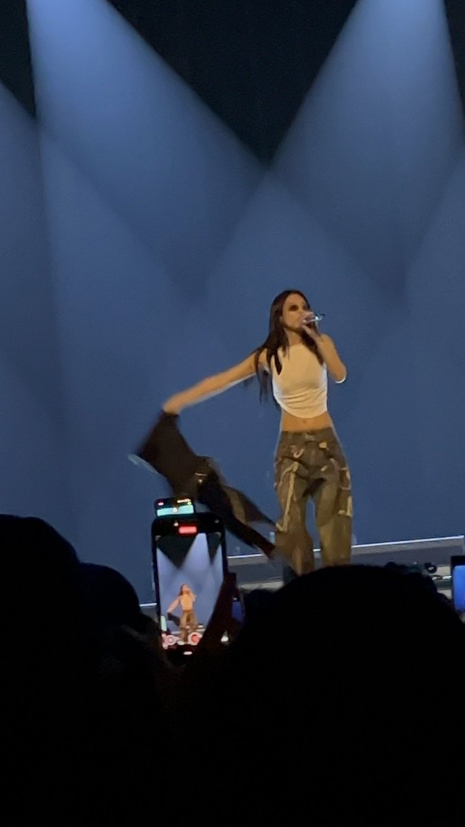 lakompaake's tweet image. Like Jennie
#rubyexperienceparis 
#JENNIE