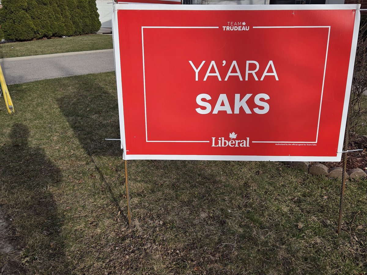 Roman_Baber's tweet image. I took this picture myself an hour ago. Why do many @YaaraSaks signs still say Team Trudeau?

Because it&apos;s the same team! Same MPs, same backroom operatives, same Team Trudeau. Vote for change! Vote Team Trudeau out!