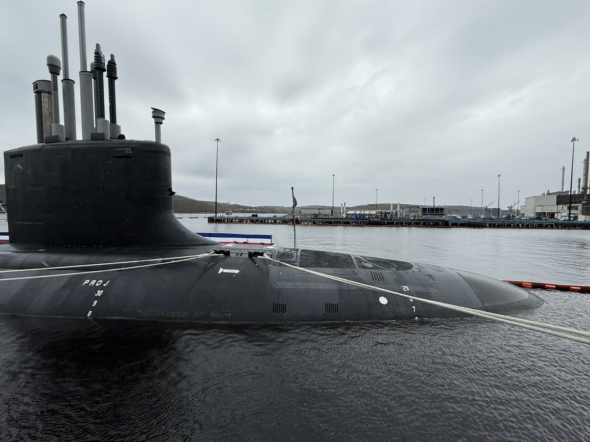elschmitt3g's tweet image. Under a grey sky, @IAGovernor  &amp;amp; @SECNAV commissioned the #GreyGhost  #USSIOWA as a proud member of the @USNavy . 

Overwhelming feelings of …

🇺🇸 Patriotism. 
🪖Dedication. 
🤍Sacrifice. 

#FearTheGhost 

… and thanks @outerlightbrews for honoring it with your 🍻 trade! 🤩