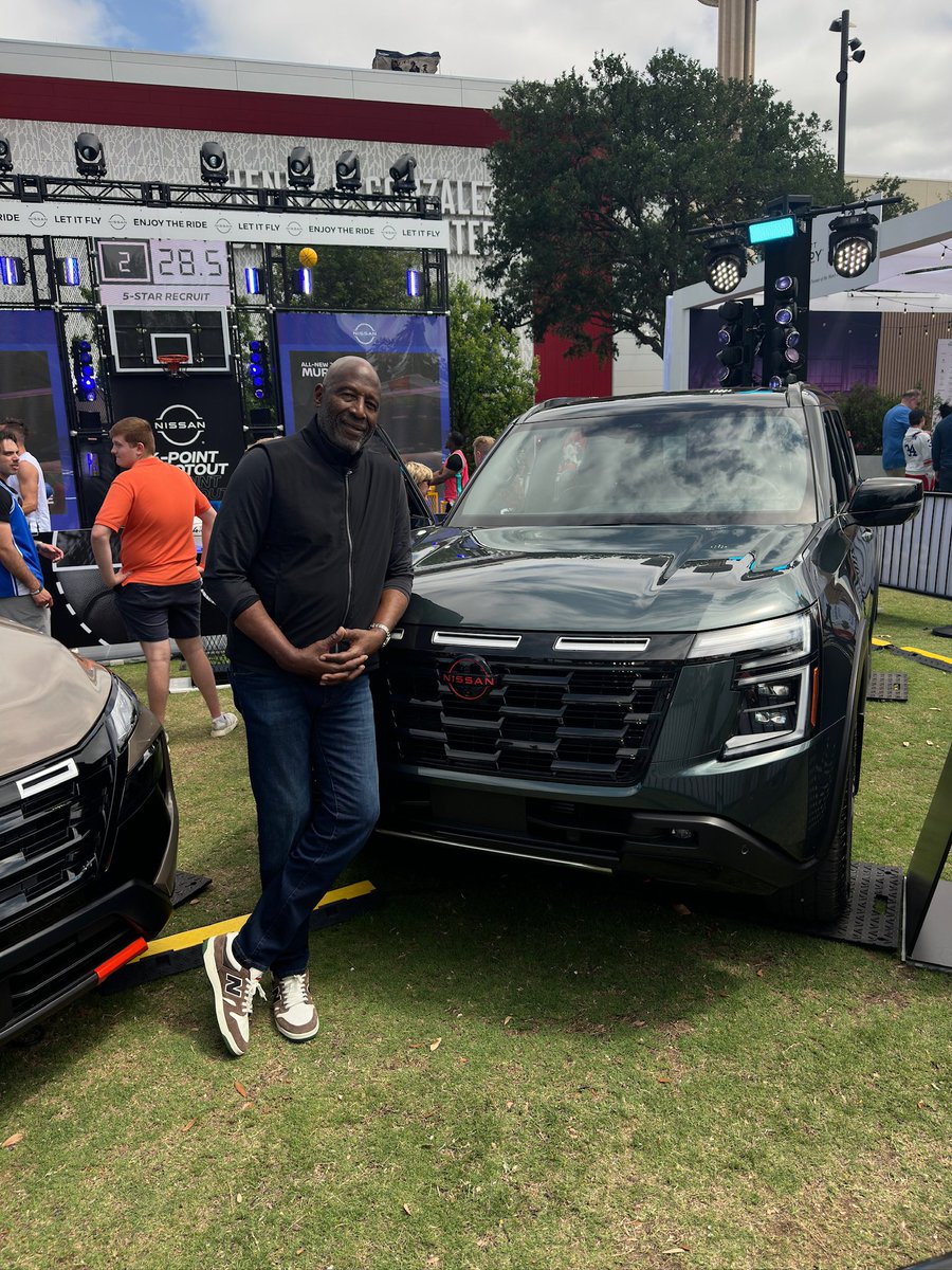 JamesWorthy42's tweet image. Fun times were had at the @NissanUSA 4-Point Shootout yesterday. Thanks to all who came out, it’s always great to spend time with fans! 🏀👏🏾 #nissanpartner #marchmadnessmbb #biggamejames
