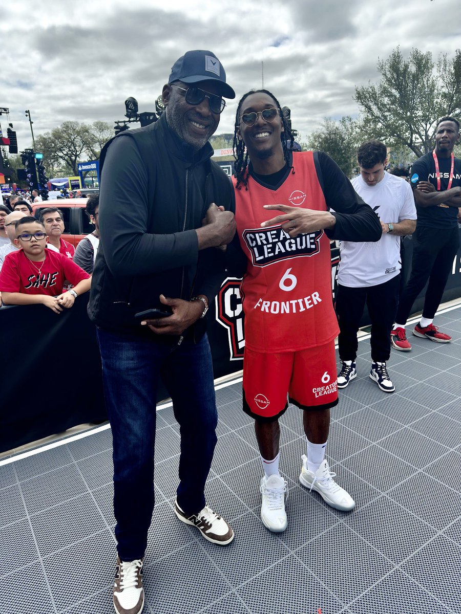 JamesWorthy42's tweet image. Fun times were had at the @NissanUSA 4-Point Shootout yesterday. Thanks to all who came out, it’s always great to spend time with fans! 🏀👏🏾 #nissanpartner #marchmadnessmbb #biggamejames