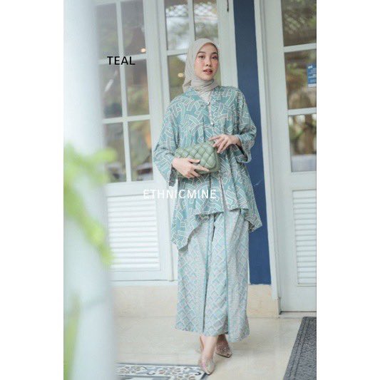defitarosa's tweet photo. Hi guys in case u need baju kondangan
Aku preloved 1 set atasan&amp;bawahan
Details on pict
250 aja dari 350 baru sekali pake
Boleh nego sampe deal tapi wajar yah hehe
📍Bekasi, bisa by oren
Happy shopping semoga berjodoh https://t.co/wGQNVg1tHT