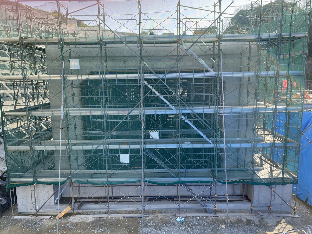 2週間の養生期間を経て、外部の型枠を解体しました。
更に2週間養生し内部の支保、型枠を解体予定です。

少しではありますが全容が見えてきました。
本日もご安全に🦺⛑️