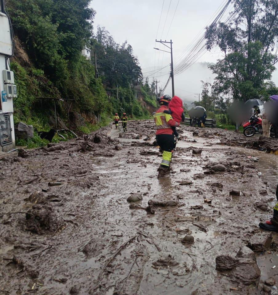 BomberosQuito's tweet photo. 🧑🏻‍🚒 #Importante | Al momento, debido al deslizamiento se evacuaron preventivamente a seis familias de dos viviendas.

🏠 Una de las viviendas fue afectada y la otra evacuada como medida preventiva. Los equipos municipales brindan apoyo a las personas afectadas.

🚒 Mientras nuestro equipo de aeronaves no tripuladas (RPAS) realiza una evaluación aérea de la zona para verificar las condiciones actuales. 

⚠️ Se mantienen las evaluaciones y labores de limpieza con las diferentes entidades municipales en toda la zona. 

#BomberosQuito