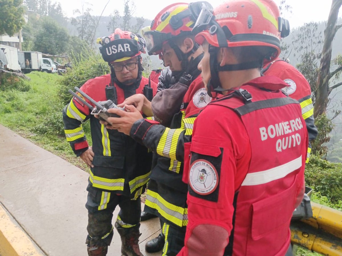 BomberosQuito's tweet photo. 🧑🏻‍🚒 #Importante | Al momento, debido al deslizamiento se evacuaron preventivamente a seis familias de dos viviendas.

🏠 Una de las viviendas fue afectada y la otra evacuada como medida preventiva. Los equipos municipales brindan apoyo a las personas afectadas.

🚒 Mientras nuestro equipo de aeronaves no tripuladas (RPAS) realiza una evaluación aérea de la zona para verificar las condiciones actuales. 

⚠️ Se mantienen las evaluaciones y labores de limpieza con las diferentes entidades municipales en toda la zona. 

#BomberosQuito