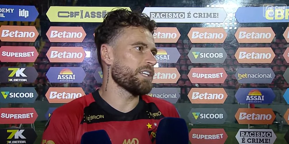 "O resultado foi uma merda. A gente vem fazer o jogo da nossa vida e é prejudicado desse jeito. Eles gritam lá e a voz deles tem muito mais força. A gente sabe que não pode errar, porque o árbitro já apita pra eles. Ele nem conferiu o pênalti! A gente tem que lutar contra todo