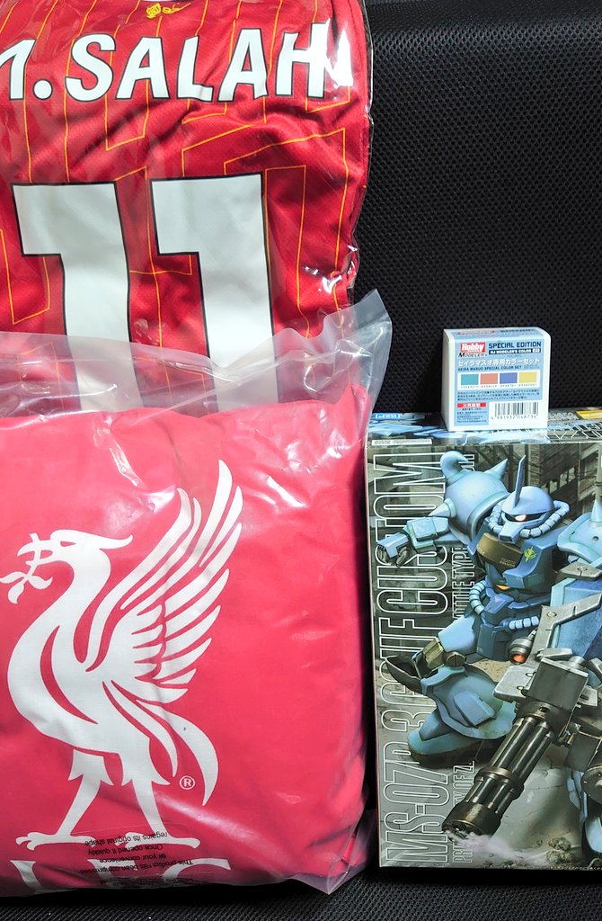 少し前ですが3/31に、18年働いた職場を退職しました！
同僚から素晴らしいものを頂きました！！ありがとー

次の職が決まったら作らせて頂きます！！
#ガンプラ 
#ガンプラ好きと繋がりたい