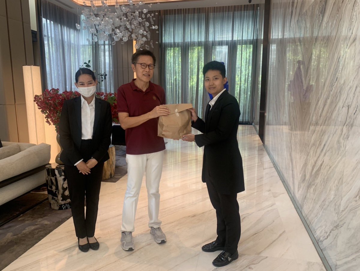 anukulrat's tweet photo. แวะมาให้กำลังใจทีมพลัส ที่ดูแลตึกของแสนสิริที่ย่านสุขุมวิท พื้นที่ส่วนกลางมีความเสียหายให้เห็นบ้างแต่ไม่มาก แสดงให้เห็นคุณภาพของโครงการ ในห้องลูกค้าก็จะมีงานฝ้าและผนังบ้าง ทีมงานกำลังช่วยลูกค้าเรื่องซ่อมห้องชุด ที่สำคัญลูกบ้านเริ่มใช้ชีวิตได้ตามปกติแล้ว #pluspropertyth #Sansiri https://t.co/Rgk4rCQ05f