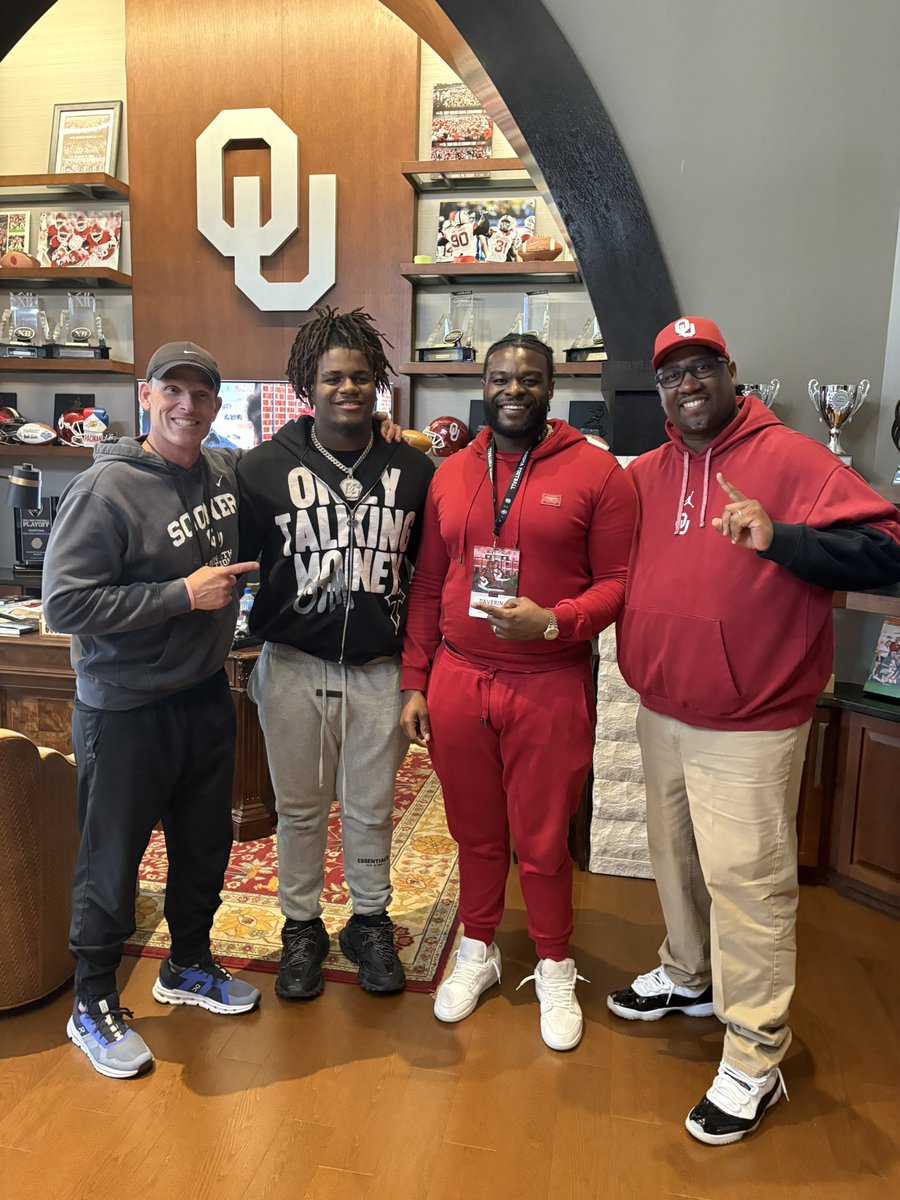 Daverin “Deuce” Geralds II (@deucegeralds) on Twitter photo Had a great time with <a href="/OU_Football/">Oklahoma Football</a> always good vibes!!! #BoomerSooner <a href="/CoachVenables/">Brent Venables</a> <a href="/CoachToddBates/">Todd Bates</a> <a href="/MiguelChavis65/">Coach Miguel Chavis</a> @SWiltfong247 <a href="/bmarcello/">Brandon Marcello</a> @BrettGreenberg <a href="/LemmingReport/">Tom Lemming</a> <a href="/ChadSimmons_/">ChadSimmons</a> <a href="/TomLoy247/">Tom Loy</a> <a href="/JeremyO_Johnson/">Jeremy Johnson</a> <a href="/SWiltfong_/">Steve Wiltfong</a> <a href="/adamgorney/">Adam Gorney</a> <a href="/adamgorney/">Adam Gorney</a> <a href="/RivalsFriedman/">Adam Friedman</a> Had a great time with <a href="/OU_Football/">Oklahoma Football</a> always good vibes!!! #BoomerSooner <a href="/CoachVenables/">Brent Venables</a> <a href="/CoachToddBates/">Todd Bates</a> <a href="/MiguelChavis65/">Coach Miguel Chavis</a> @SWiltfong247 <a href="/bmarcello/">Brandon Marcello</a> @BrettGreenberg <a href="/LemmingReport/">Tom Lemming</a> <a href="/ChadSimmons_/">ChadSimmons</a> <a href="/TomLoy247/">Tom Loy</a> <a href="/JeremyO_Johnson/">Jeremy Johnson</a> <a href="/SWiltfong_/">Steve Wiltfong</a> <a href="/adamgorney/">Adam Gorney</a> <a href="/adamgorney/">Adam Gorney</a> <a href="/RivalsFriedman/">Adam Friedman</a>