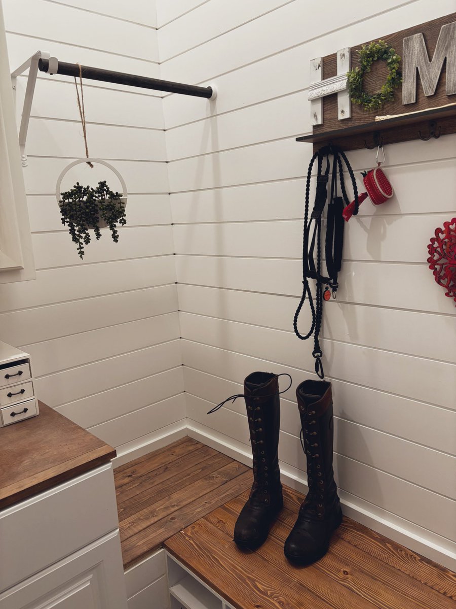 KBTheBooBonic's tweet image. I bought this house with a mud room. Apparently that’s trendy in the most unnecessary places (like the weird ass burbs). I just hope my dog doesn’t mind me putting my boots in there to dry after hosing the mud off em. That’s where her things go.
