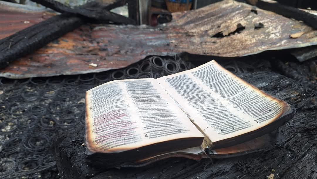 🇬🇹 | 🙏 Una Biblia quedó intacta tras un incendio en Tierra Nueva 2, Chinautla. Estaba abierta en Proverbios 3:5-12,

#noticiaslapalabra #PeriódicoLaPalabra #lapalabragt #gt502