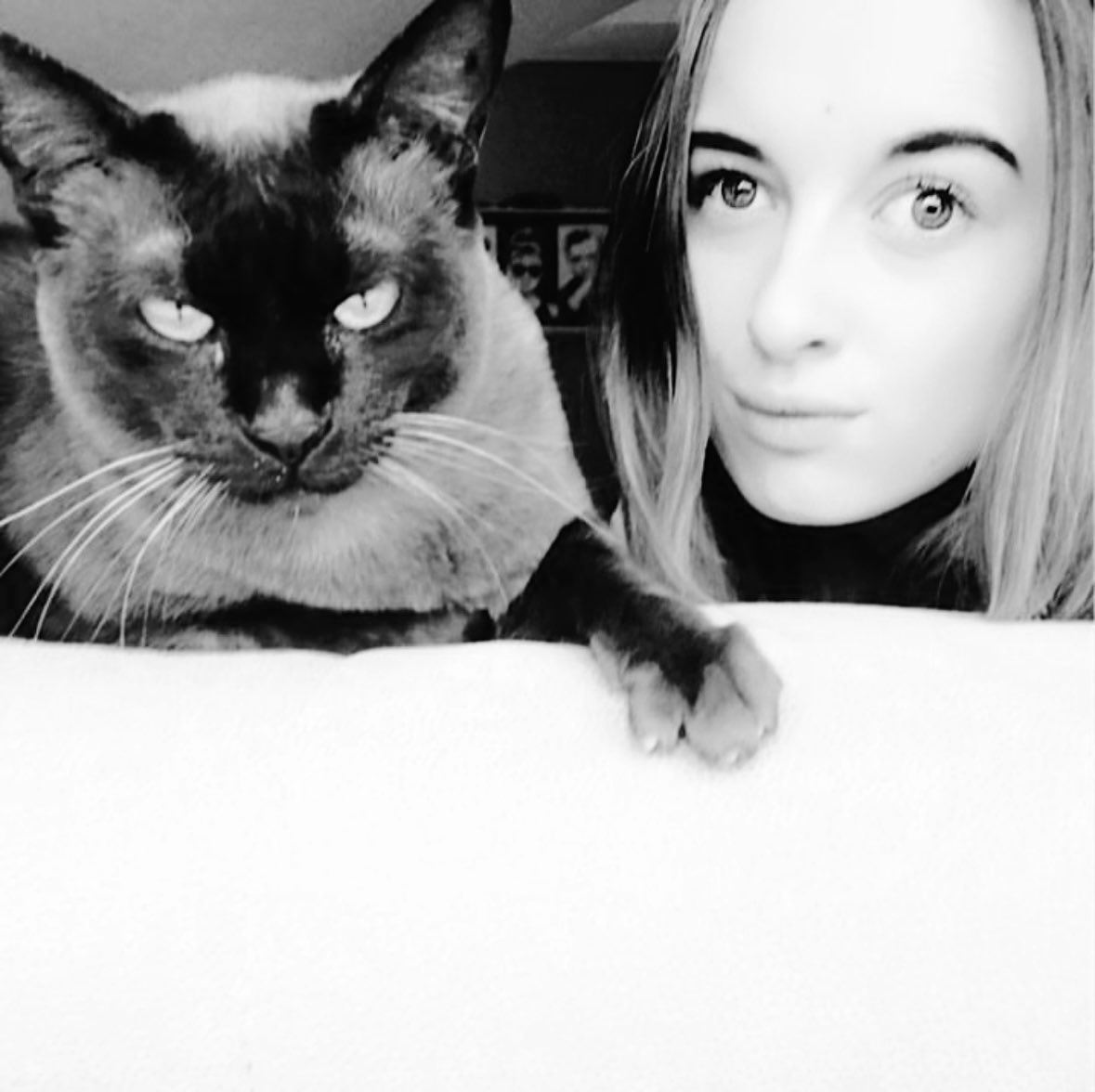 DameeGomez's tweet photo. Dziś pożegnałam moja 15 letnia przyjaciółkę. 
Cocusiu! Dziękuję Ci za wszystko, za to ze po prostu byłaś. Kocham Cię i nigdy nie przestanę. 
Do zobaczenia za teściowym mostem 🤍🕊️ https://t.co/UXTQsnVvC1