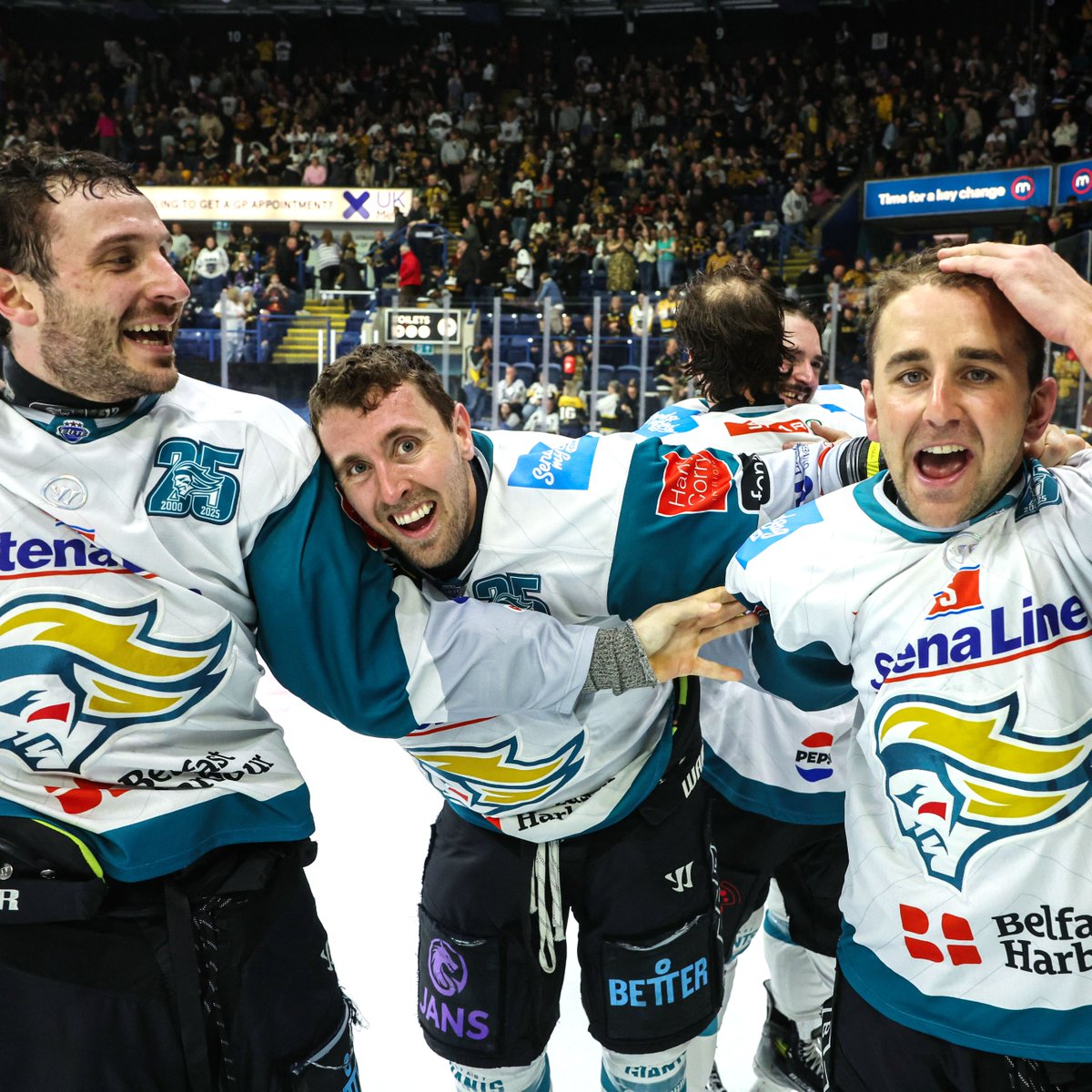 BelfastGiants's tweet photo. SMILE IF YOU'RE ELITE LEAGUE CHAMPIONS! 🏆

📸 William Cherry.

#WeAreGiants #Giants25 https://t.co/aGIKoo1HfY