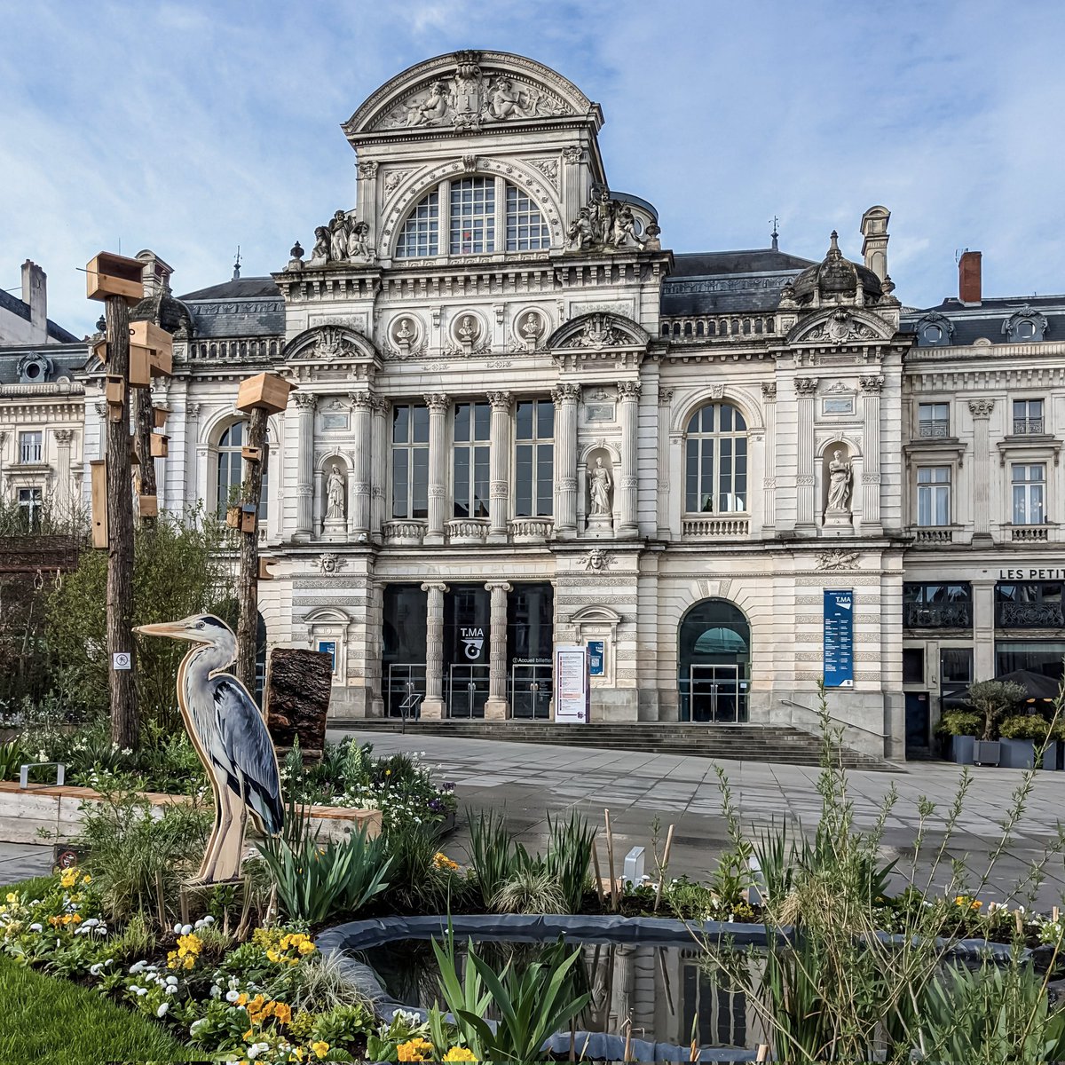 le grand théâtre et le nouveau jardin éphémère 🌼 

#Angers #instAnjou #teamPixel #maineetloire #Anjou #angerspatrimoines #cultureangers #paysdelaloire #myloirevalley #pixel6a #igersanjou