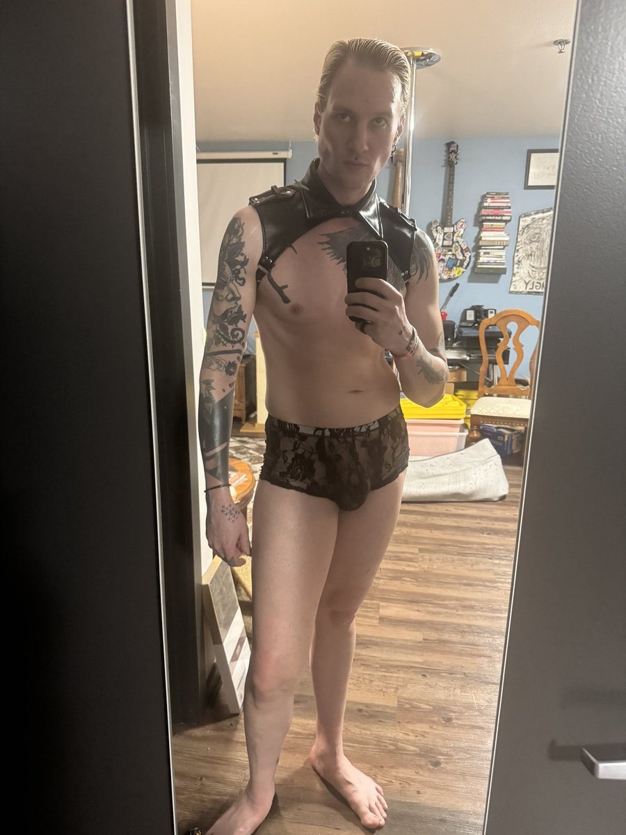 thequeergoth's tweet photo. #daddy https://t.co/KTNnUhdsmk