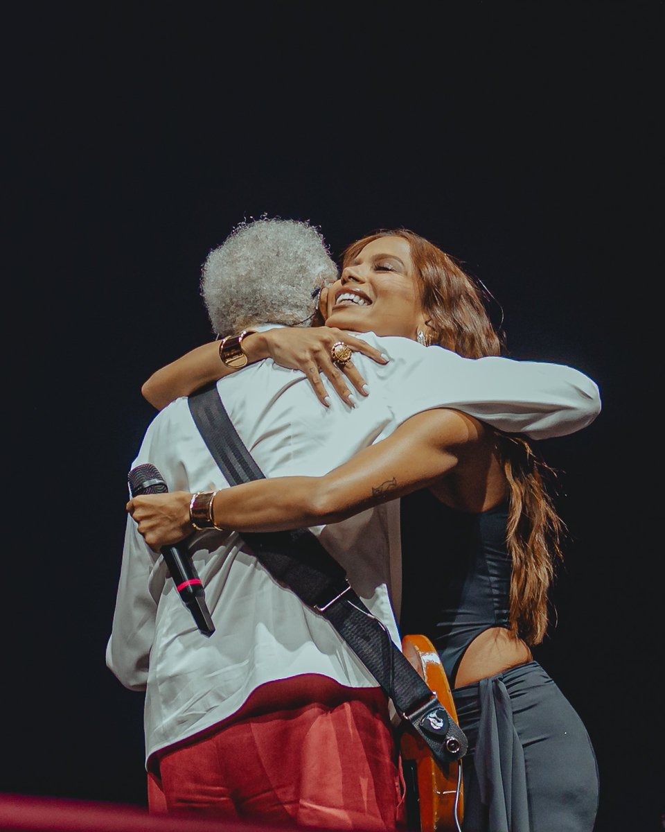 Moodgate ⚡️ (@moodgate_) on Twitter photo Gilberto Gil recebeu a garota do Rio com um abraço inesquecível! 🌊✨
Anitta e Gil cantaram juntos “Aquele Abraço” na turnê Tempo Rei — um encontro de gerações que celebrou a história e o futuro da nossa música. 🇧🇷
📸: <a href="/gabriellarbr0/">Gabriella Ribeiro</a> para <a href="/Moodgate_/">Moodgate ⚡️</a> Gilberto Gil recebeu a garota do Rio com um abraço inesquecível! 🌊✨
Anitta e Gil cantaram juntos “Aquele Abraço” na turnê Tempo Rei — um encontro de gerações que celebrou a história e o futuro da nossa música. 🇧🇷
📸: <a href="/gabriellarbr0/">Gabriella Ribeiro</a> para <a href="/Moodgate_/">Moodgate ⚡️</a>