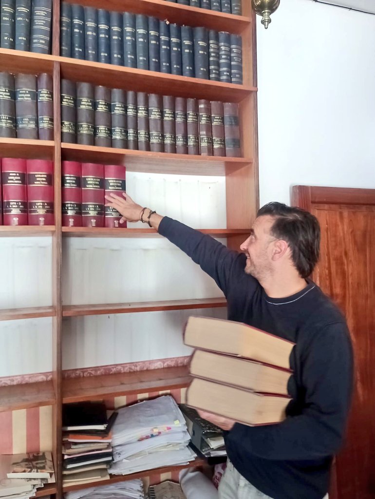 UcrVictor's tweet photo. Seguimos trabajando para que nuestra Biblioteca  continúe recepcionando 📚 donados. En este caso agradecemos al Dr. Elvio Molardo por su noble gesto de entregarnos tanta historia. A Julio Caballero y a quienes nos ayudaron a trasladar📝📚 https://t.co/fYQDodR9mV