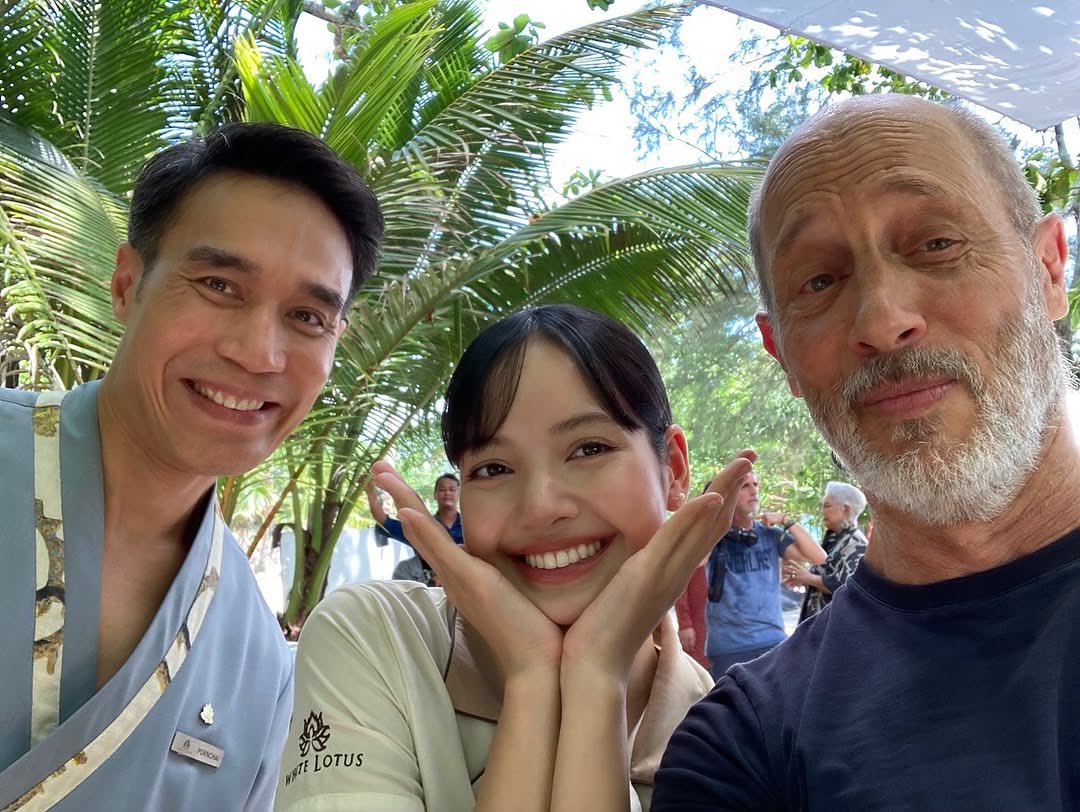 LaliceUpdates's tweet photo. Jon Gries IG update:

🔗 https://t.co/t3D0L99ml5

#LalisaManobal 
#LISAxTheWhiteLotus
#TheWhiteLotus https://t.co/QqFr3XapLG